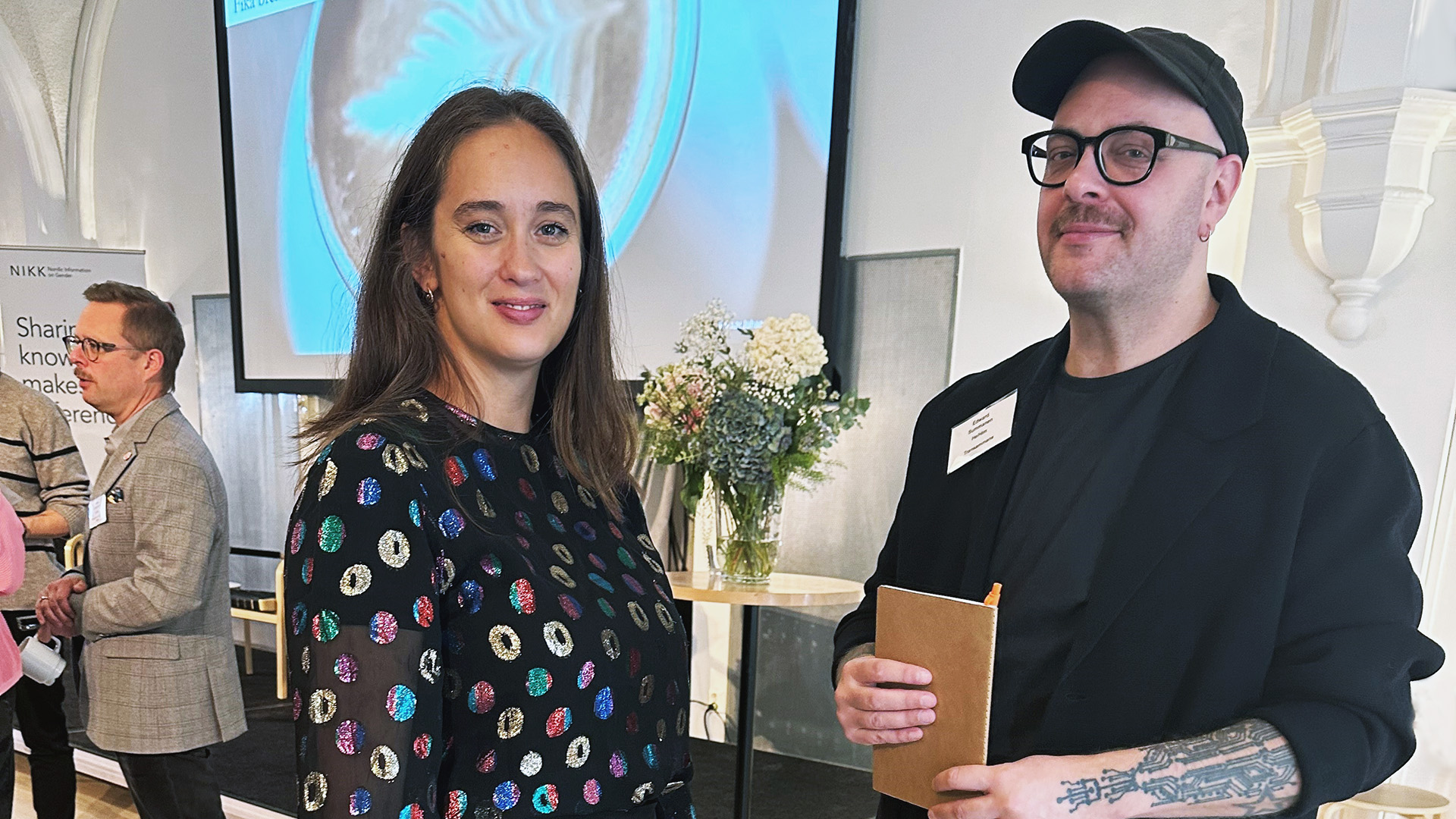 Susanna Young-Håkansson och Edward Summanen medverkade på konferensen. Susanna och Edvard har även varit del i arbetet med den forskningsbaserad guiden. I bakgrunden syns även Daniel Hjalmarsson som granskat guiden ur skyddsombudets perspektiv.